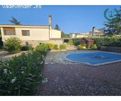 Chalet independiente con parcela de 1.000 m2 y piscina privada.
