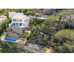 Villa mediterránea con alma, vistas impresionantes y oportunidad única de inversión en Roses