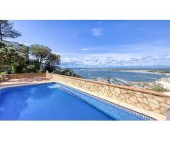Villa mediterránea con alma, vistas impresionantes y oportunidad única de inversión en Roses