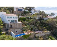 Villa mediterránea con alma, vistas impresionantes y oportunidad única de inversión en Roses