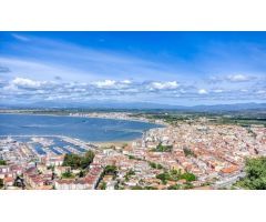 Villa mediterránea con alma, vistas impresionantes y oportunidad única de inversión en Roses