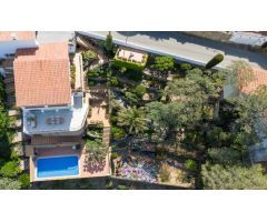 Villa mediterránea con alma, vistas impresionantes y oportunidad única de inversión en Roses