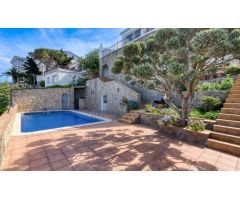 Villa mediterránea con alma, vistas impresionantes y oportunidad única de inversión en Roses