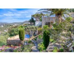 Villa mediterránea con alma, vistas impresionantes y oportunidad única de inversión en Roses