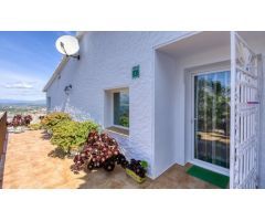 Villa mediterránea con alma, vistas impresionantes y oportunidad única de inversión en Roses