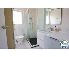 Apartamento con vistas al canal y amplia terraza - 2 habitaciones, 2 baños en venta en Roses