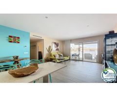 En venta – Apartamento con vista al mar y terraza orientada al sur en Santa Margarita, Roses