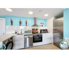 En venta – Apartamento con vista al mar y terraza orientada al sur en Santa Margarita, Roses
