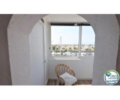 Estudio en venta en Port GREC con impresionantes vistas a la marina y montaña.