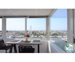 Estudio en venta en Port GREC con impresionantes vistas a la marina y montaña.