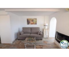 Estudio en venta en Port GREC con impresionantes vistas a la marina y montaña.