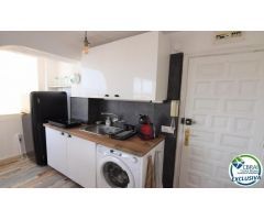 Estudio en venta en Port GREC con impresionantes vistas a la marina y montaña.