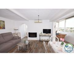 Estudio en venta en Port GREC con impresionantes vistas a la marina y montaña.