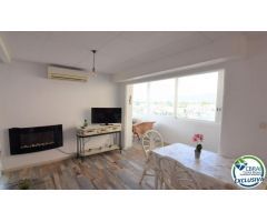 Estudio en venta en Port GREC con impresionantes vistas a la marina y montaña.