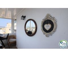 Estudio en venta en Port GREC con impresionantes vistas a la marina y montaña.
