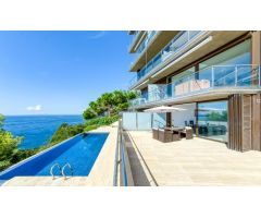 Excepcional en Roses. Apartamento de alto standing en primera linea de mar en Canyelles con licencia