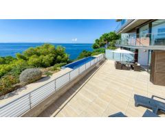 Excepcional en Roses. Apartamento de alto standing en primera linea de mar en Canyelles con licencia