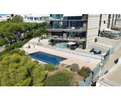 Excepcional en Roses. Apartamento de alto standing en primera linea de mar en Canyelles con licencia