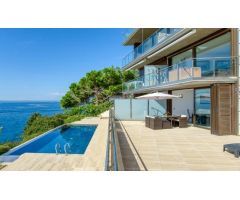 Excepcional en Roses. Apartamento de alto standing en primera linea de mar en Canyelles con licencia