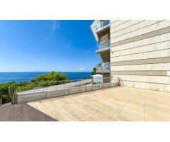 Excepcional en Roses. Apartamento de alto standing en primera linea de mar en Canyelles con licencia