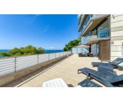 Excepcional en Roses. Apartamento de alto standing en primera linea de mar en Canyelles con licencia