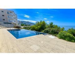 Excepcional en Roses. Apartamento de alto standing en primera linea de mar en Canyelles con licencia