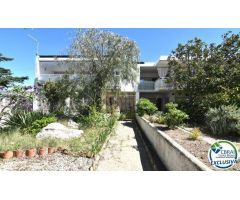 Oportunidad un piso a renovar en Santa Margarita, Roses, con un amplio jardín privado de 207 m2.