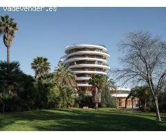 ¡Oportunidad de plaza de garaje en el icónico Altillo Sky Garden, frente a los Jardines Escénicos de
