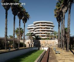 ¡Oportunidad de plaza de garaje en el icónico Altillo Sky Garden, frente a los Jardines Escénicos de