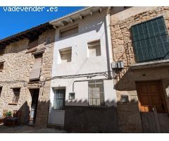 Casa con garaje y terraza en La Fresneda