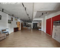 Local comercial en buen estado próximo a la estación de Renfe y la calle real