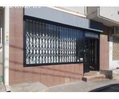 Local comercial en buen estado próximo a la estación de Renfe y la calle real