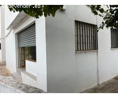 Vivienda en esquina con entrada independiente y opción de negocio