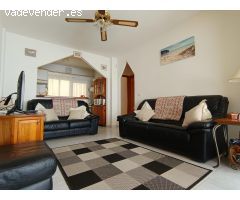 ???? ¡Oportunidad en Torrevieja! Acogedora Vivienda Adosada con Solárium Privado