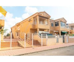 Bungalow en planta alta con 2 dormitorios, 1 baño con solarium en zona de Torrevieja