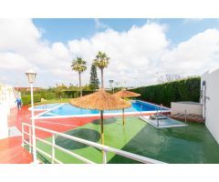 Bungalow en planta alta con 2 dormitorios, 1 baño con solarium en zona de Torrevieja