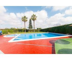 Bungalow en planta alta con 2 dormitorios, 1 baño con solarium en zona de Torrevieja