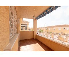 Bungalow en planta alta con 2 dormitorios, 1 baño con solarium en zona de Torrevieja
