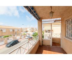 Bungalow en planta alta con 2 dormitorios, 1 baño con solarium en zona de Torrevieja