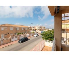 Bungalow en planta alta con 2 dormitorios, 1 baño con solarium en zona de Torrevieja