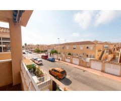 Bungalow en planta alta con 2 dormitorios, 1 baño con solarium en zona de Torrevieja