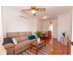 Bungalow en planta alta con 2 dormitorios, 1 baño con solarium en zona de Torrevieja