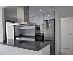 Nuevo apartmentos de 2 o 3 dormitorios, 2 baños, garage, trastero y picina en Villamartin