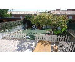 Casa en venta con jardín en la urbanización de Sant Ramón (Tarragona).