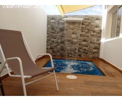 3 dormitorios con piscina privada y jacuzzi en el dormitorio.