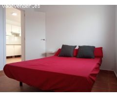 3 dormitorios con piscina privada y jacuzzi en el dormitorio.