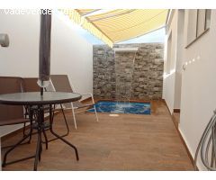 3 dormitorios con piscina privada y jacuzzi en el dormitorio.