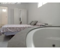3 dormitorios con piscina privada y jacuzzi en el dormitorio.