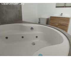 3 dormitorios con piscina privada y jacuzzi en el dormitorio.