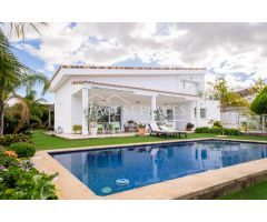 Casa exclusiva con 4 habitaciones con piscina en la Urbanización Torre en Conill-Cumbres, Valencia